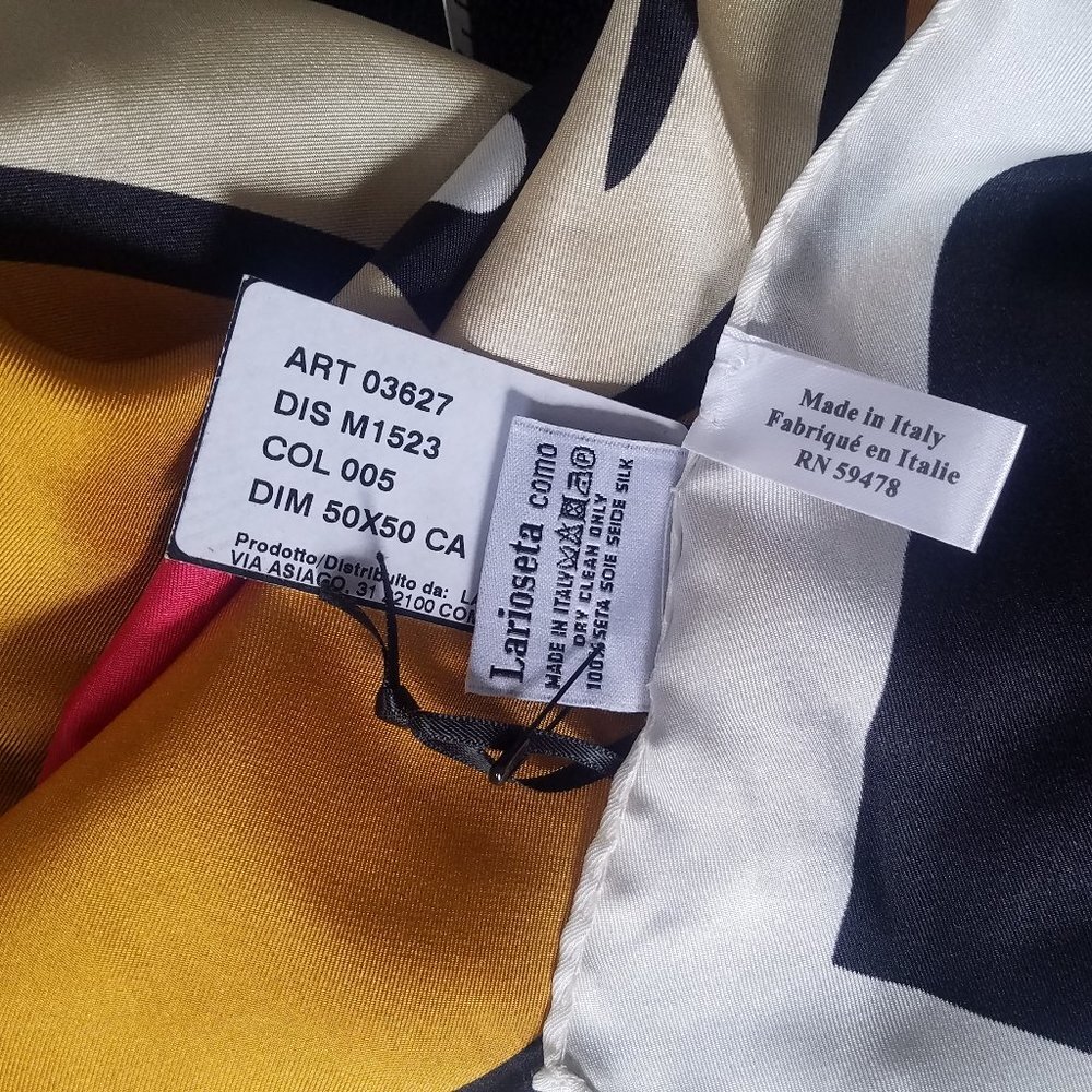 NWT MOSCHINO Made In Italy 100% Silk Scarf. - Picture 3 of 7